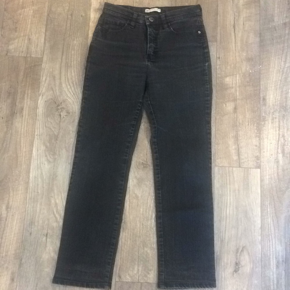 Cute charcoal-colored Lee jeans 👖